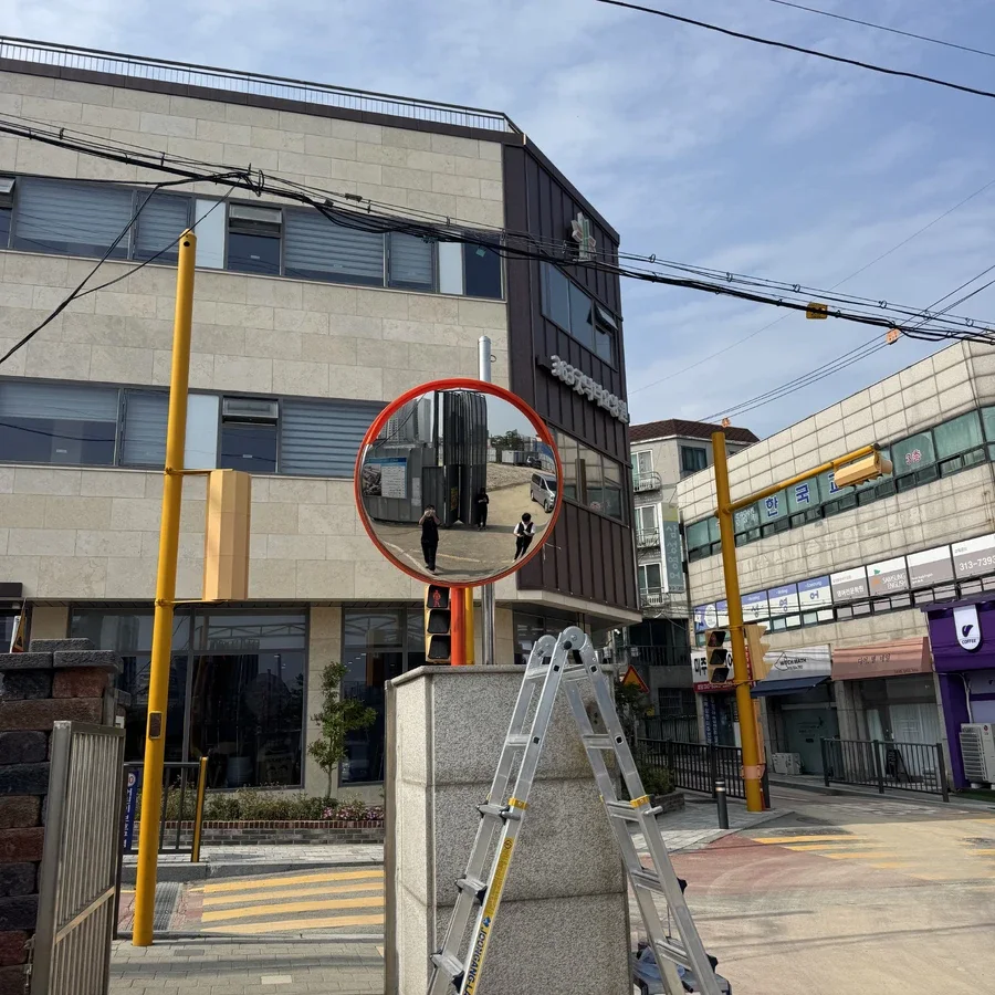 반사경시공 — 반사경 설치 작업 현장