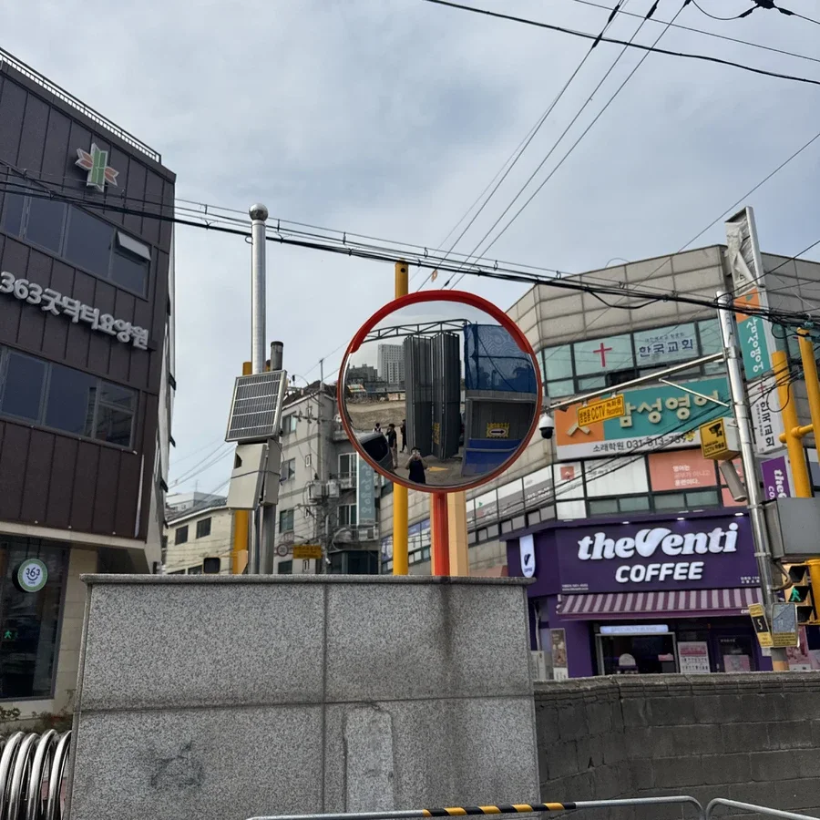 반사경시공 — 교차로 반사경 설치 현장