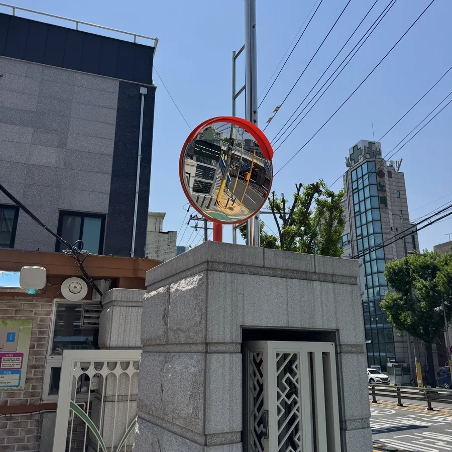 반사경시공 — 도심 교차로 반사경 설치