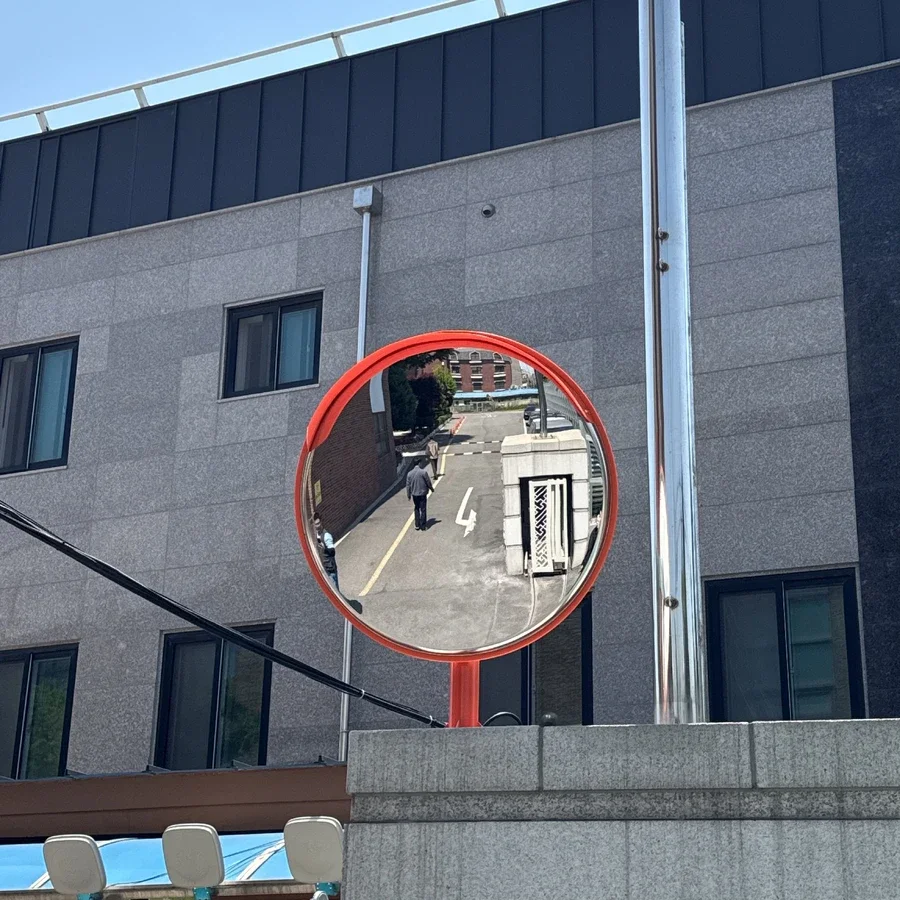 반사경시공 — 건물 진출입로 반사경 시공